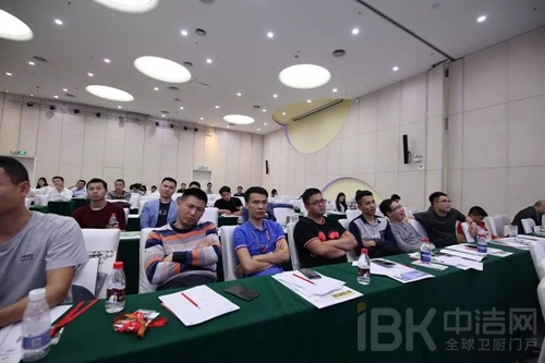 ���������㣬���ݷ�չƿ�������̸�����ƾ֣���